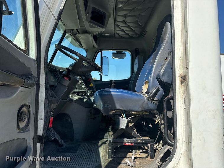 image for item EJ5021 2006 Freightliner  Columbia semi truck