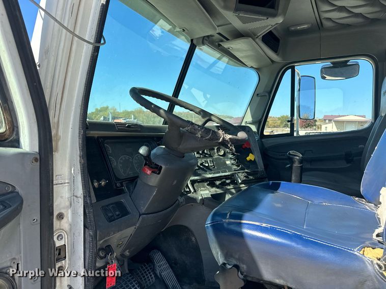 image for item EJ5021 2006 Freightliner  Columbia semi truck