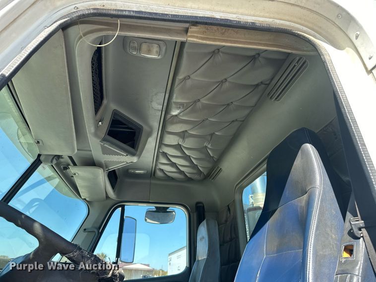 image for item EJ5021 2006 Freightliner  Columbia semi truck