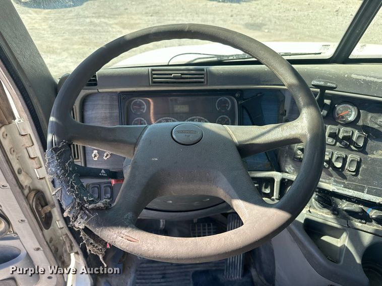 image for item EJ5021 2006 Freightliner  Columbia semi truck