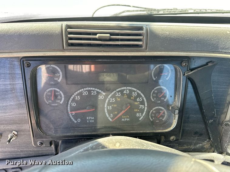 image for item EJ5021 2006 Freightliner  Columbia semi truck