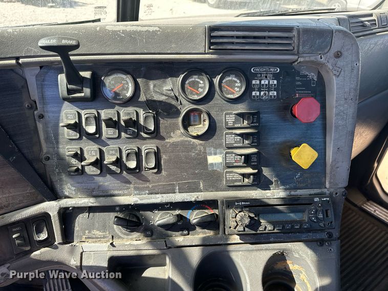 image for item EJ5021 2006 Freightliner  Columbia semi truck