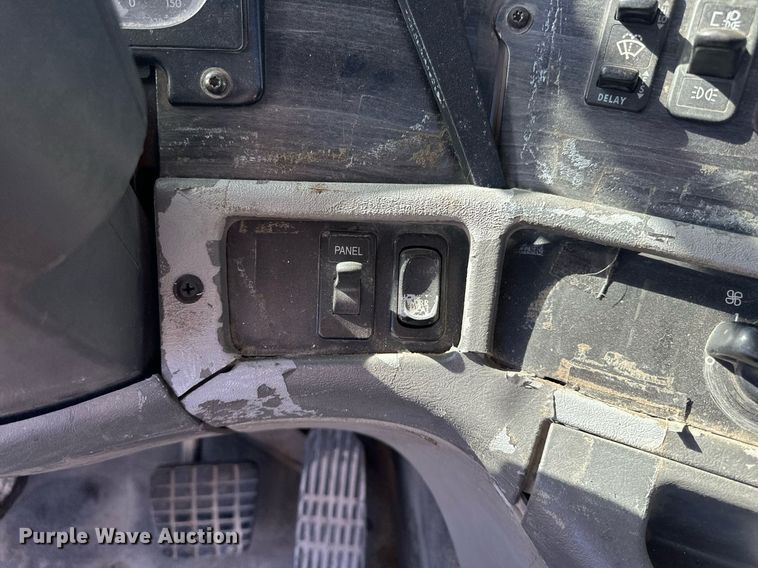 image for item EJ5021 2006 Freightliner  Columbia semi truck