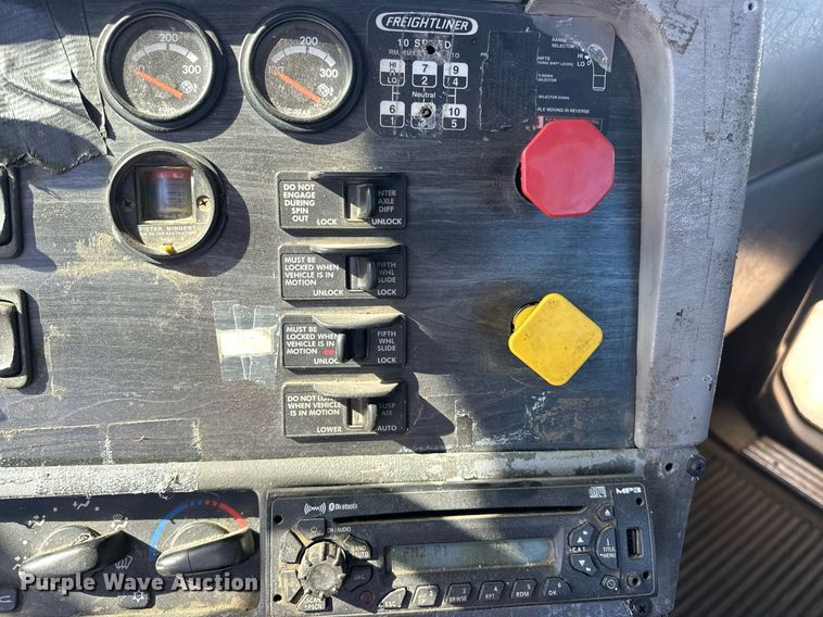 image for item EJ5021 2006 Freightliner  Columbia semi truck