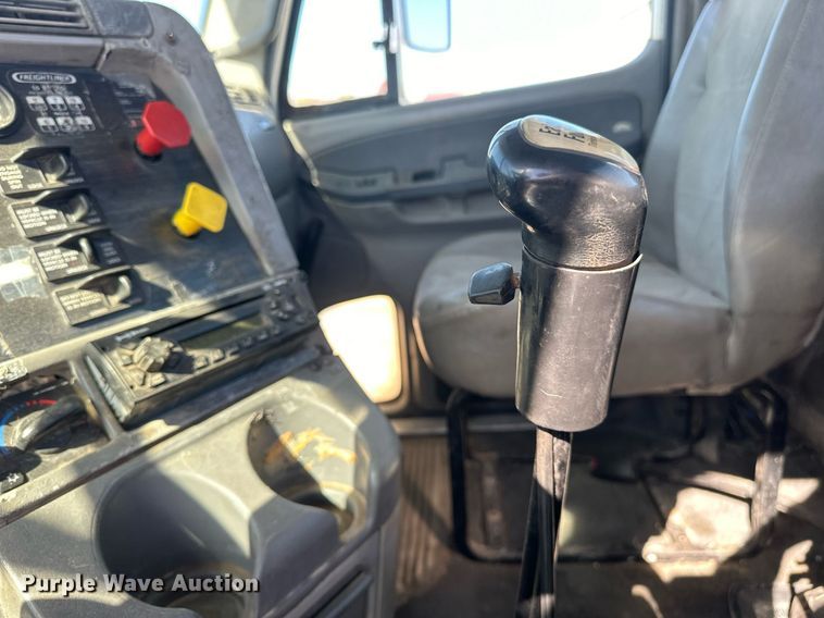 image for item EJ5021 2006 Freightliner  Columbia semi truck