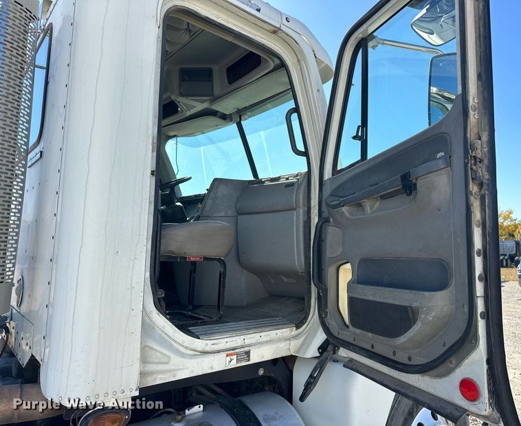 image for item EJ5021 2006 Freightliner  Columbia semi truck