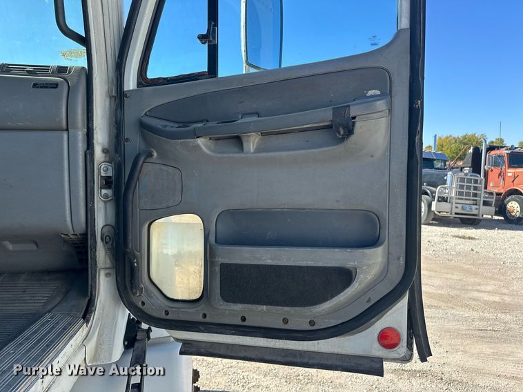 image for item EJ5021 2006 Freightliner  Columbia semi truck