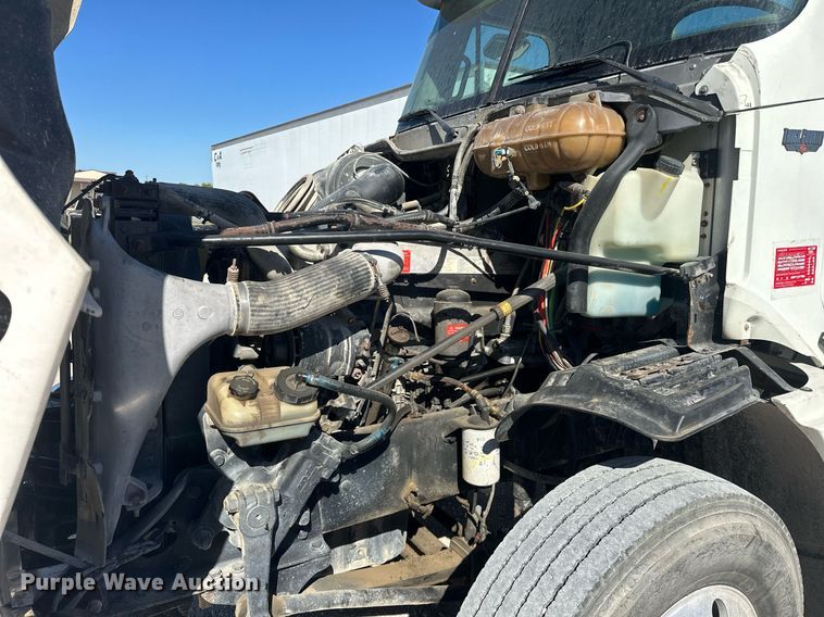 image for item EJ5021 2006 Freightliner  Columbia semi truck