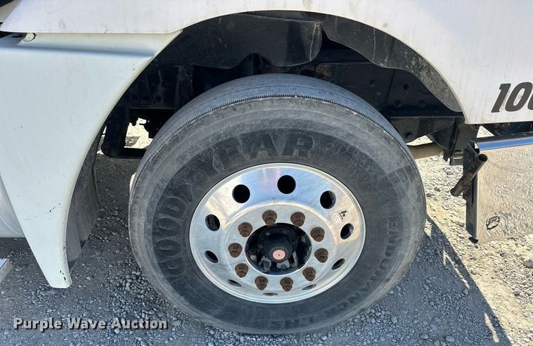 image for item EJ5021 2006 Freightliner  Columbia semi truck