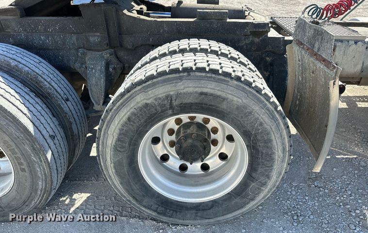 image for item EJ5021 2006 Freightliner  Columbia semi truck