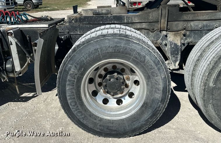 image for item EJ5021 2006 Freightliner  Columbia semi truck