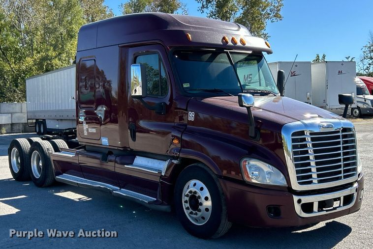 image for item EK3584 2014 Freightliner Cascadia semi truck