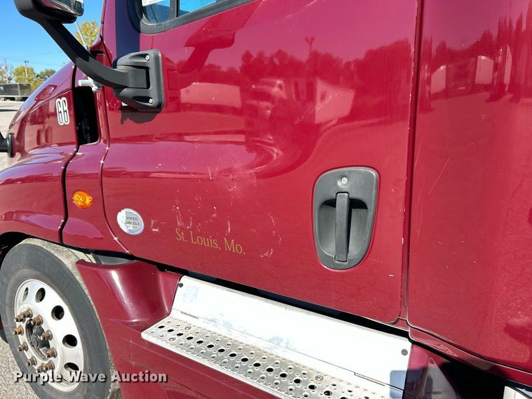 image for item EK3584 2014 Freightliner Cascadia semi truck