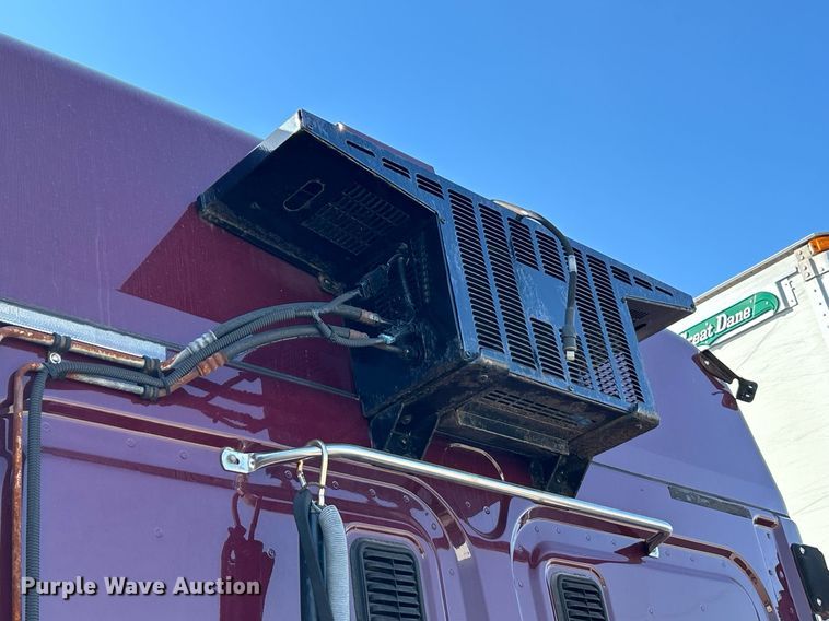 image for item EK3584 2014 Freightliner Cascadia semi truck