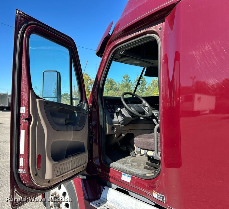 image for item EK3584 2014 Freightliner Cascadia semi truck