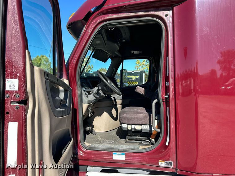 image for item EK3584 2014 Freightliner Cascadia semi truck