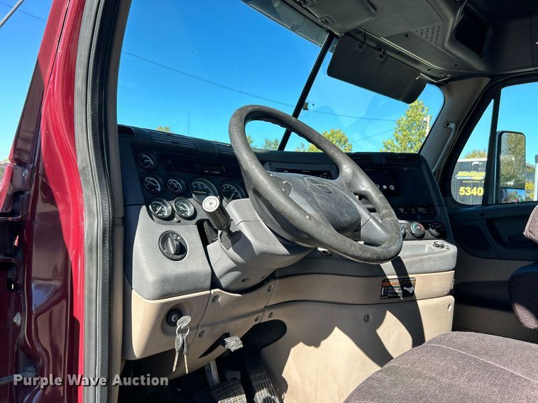 image for item EK3584 2014 Freightliner Cascadia semi truck