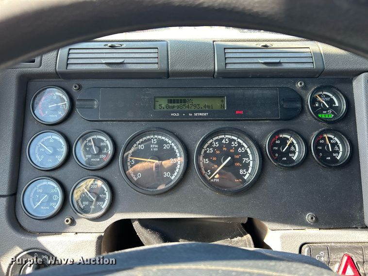 image for item EK3584 2014 Freightliner Cascadia semi truck