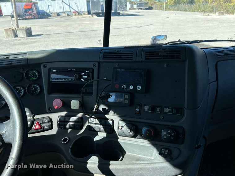 image for item EK3584 2014 Freightliner Cascadia semi truck