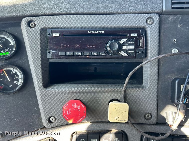 image for item EK3584 2014 Freightliner Cascadia semi truck