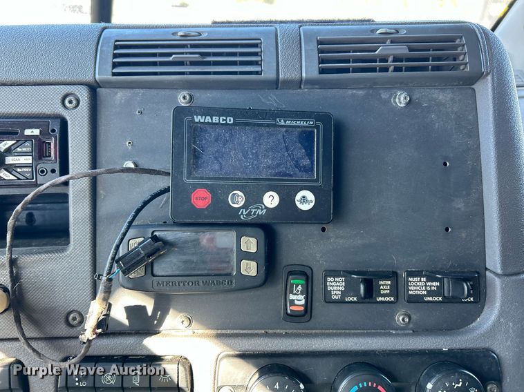 image for item EK3584 2014 Freightliner Cascadia semi truck