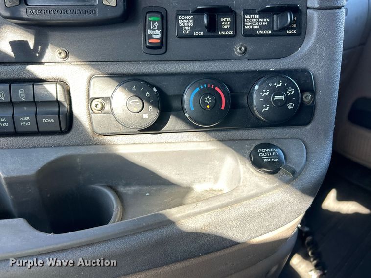 image for item EK3584 2014 Freightliner Cascadia semi truck