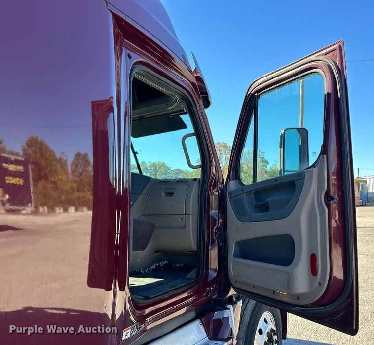 image for item EK3584 2014 Freightliner Cascadia semi truck