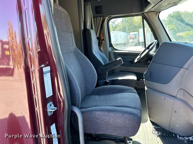 image for item EK3584 2014 Freightliner Cascadia semi truck