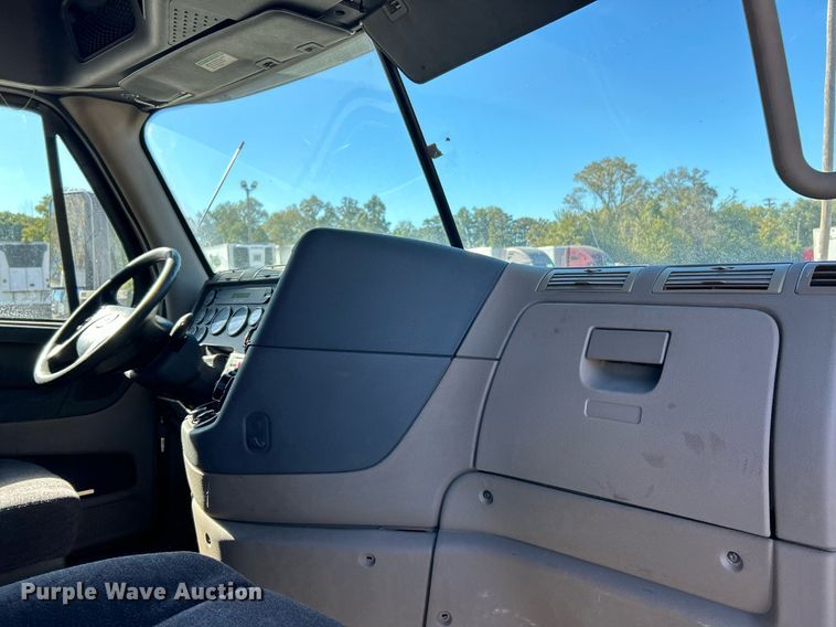 image for item EK3584 2014 Freightliner Cascadia semi truck