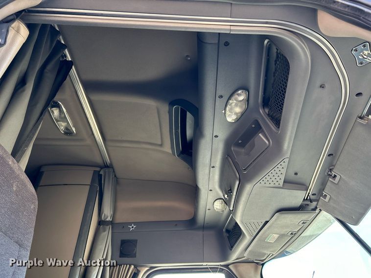 image for item EK3584 2014 Freightliner Cascadia semi truck