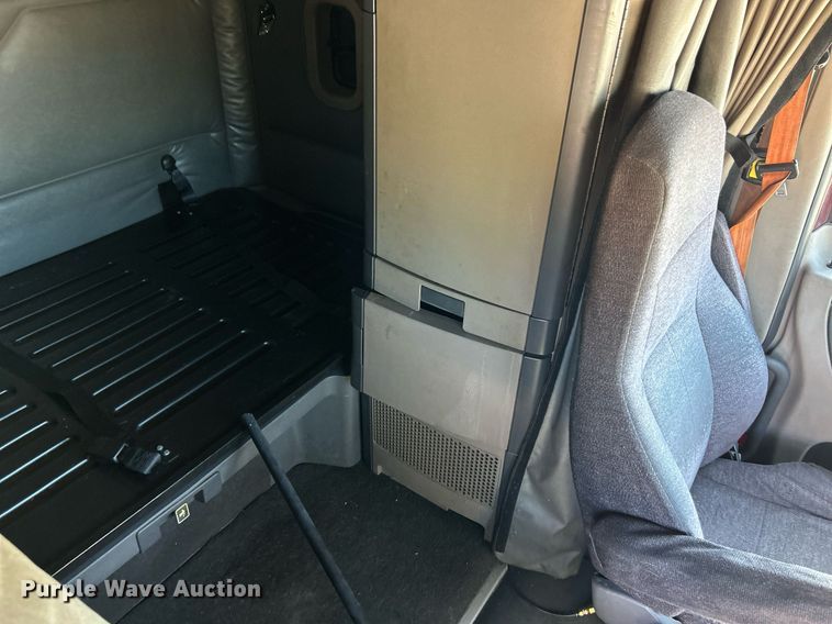 image for item EK3584 2014 Freightliner Cascadia semi truck