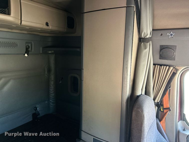 image for item EK3584 2014 Freightliner Cascadia semi truck