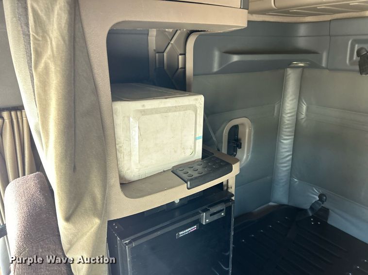 image for item EK3584 2014 Freightliner Cascadia semi truck