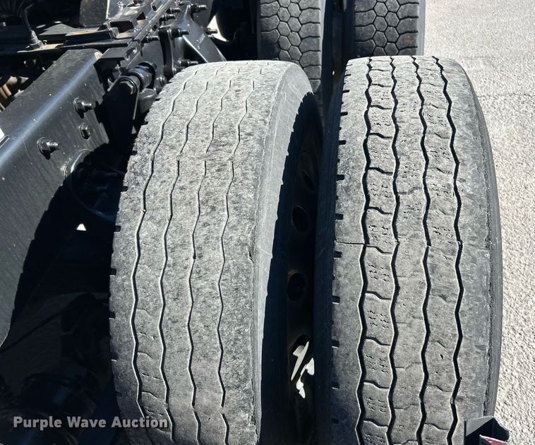 image for item EK3584 2014 Freightliner Cascadia semi truck