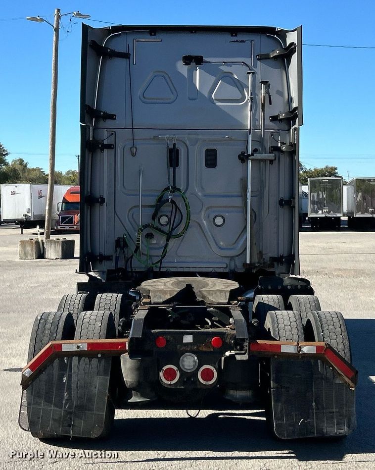 image for item EK3585 2016 Freightliner  Cascadia 125 Evolution semi truck