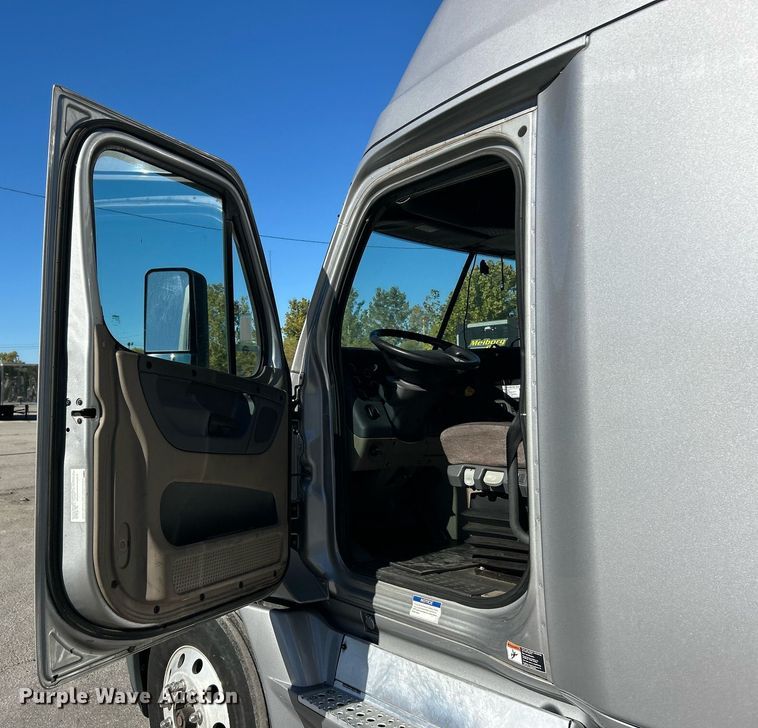 image for item EK3585 2016 Freightliner  Cascadia 125 Evolution semi truck