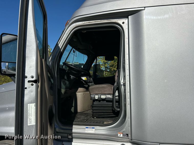 image for item EK3585 2016 Freightliner  Cascadia 125 Evolution semi truck