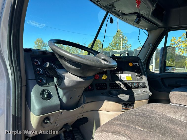 image for item EK3585 2016 Freightliner  Cascadia 125 Evolution semi truck