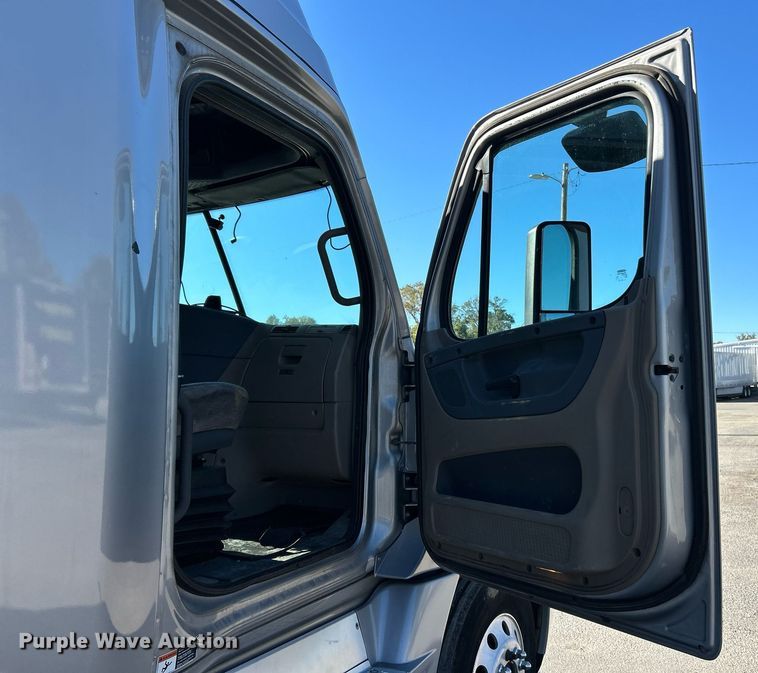 image for item EK3585 2016 Freightliner  Cascadia 125 Evolution semi truck