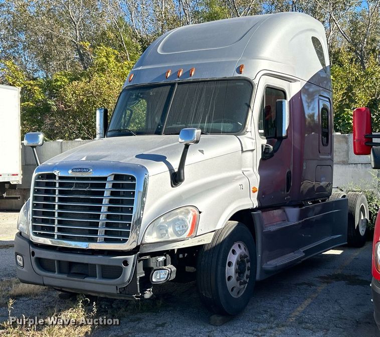 image for item EK3586 2016 Freightliner Cascadia 125 Evolution  semi truck