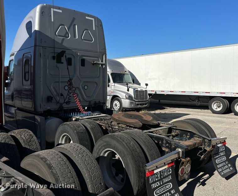 image for item EK3586 2016 Freightliner Cascadia 125 Evolution  semi truck