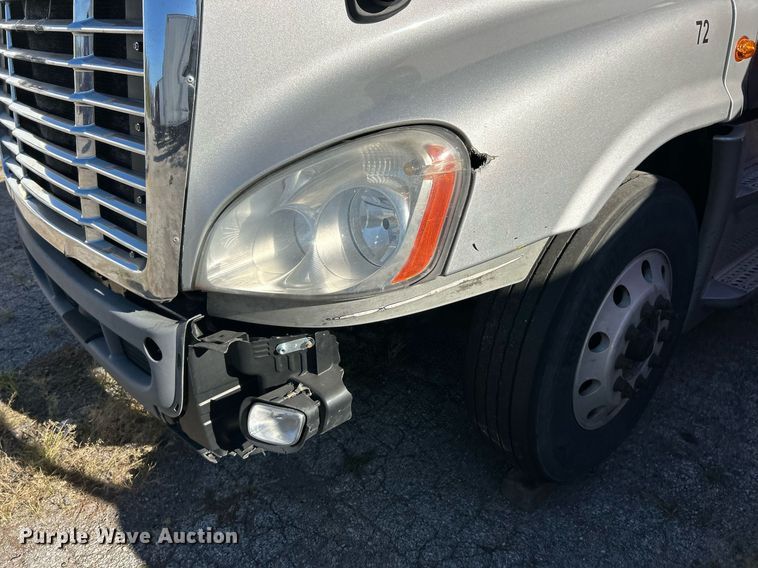 image for item EK3586 2016 Freightliner Cascadia 125 Evolution  semi truck