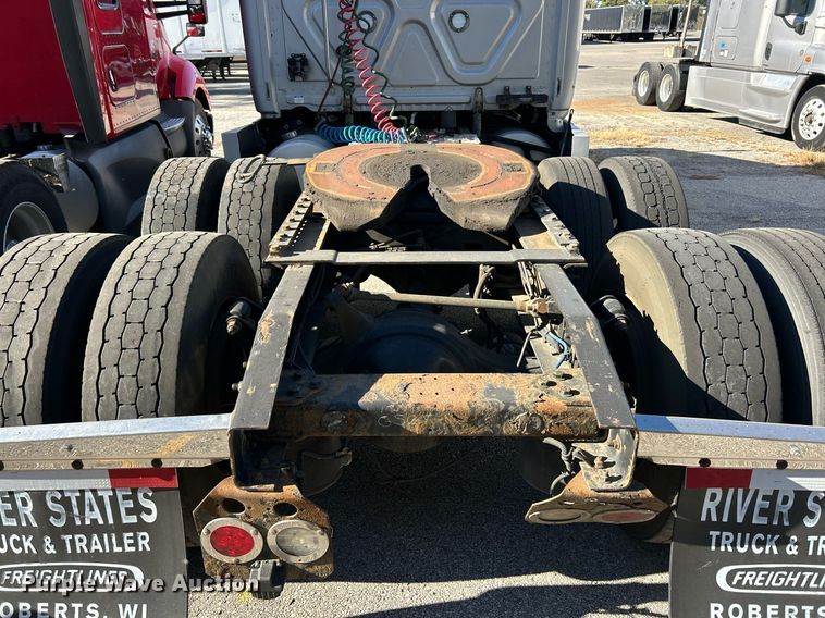 image for item EK3586 2016 Freightliner Cascadia 125 Evolution  semi truck