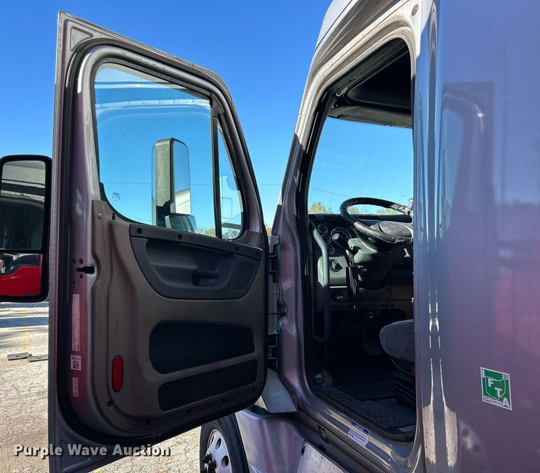 image for item EK3586 2016 Freightliner Cascadia 125 Evolution  semi truck