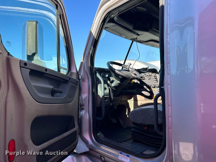 image for item EK3586 2016 Freightliner Cascadia 125 Evolution  semi truck