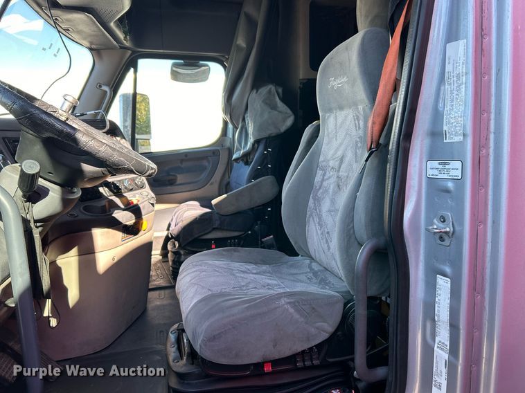 image for item EK3586 2016 Freightliner Cascadia 125 Evolution  semi truck