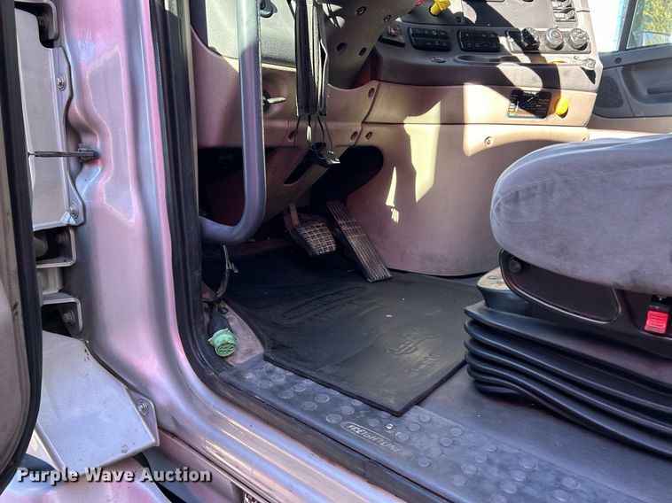 image for item EK3586 2016 Freightliner Cascadia 125 Evolution  semi truck