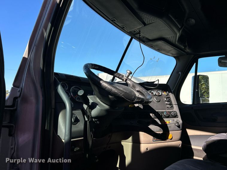 image for item EK3586 2016 Freightliner Cascadia 125 Evolution  semi truck