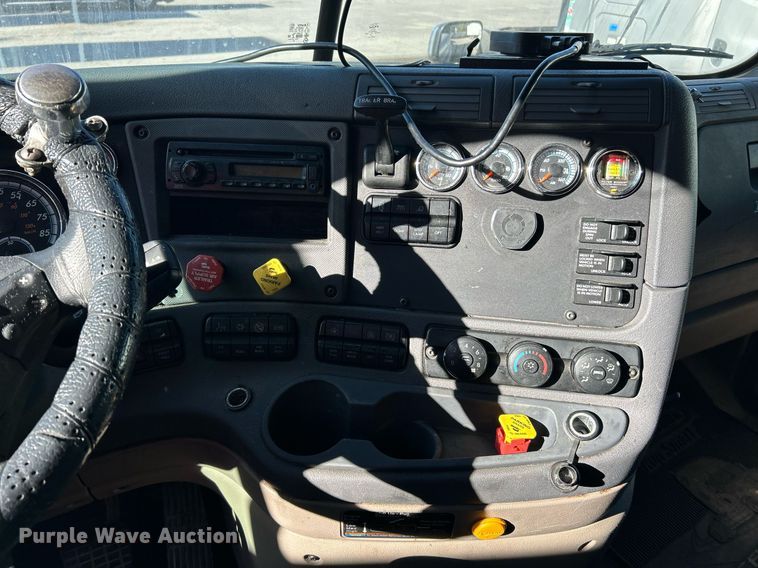 image for item EK3586 2016 Freightliner Cascadia 125 Evolution  semi truck