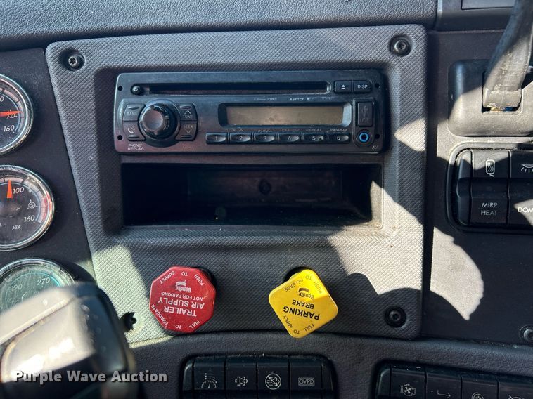 image for item EK3586 2016 Freightliner Cascadia 125 Evolution  semi truck